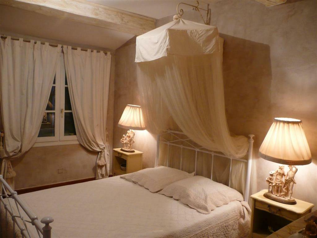 Bed and Breakfast Mas Les Vieux Chenes Lambesc Exterior foto