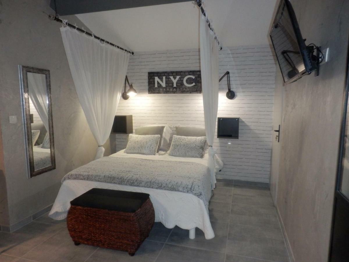 Bed and Breakfast Mas Les Vieux Chenes Lambesc Exterior foto
