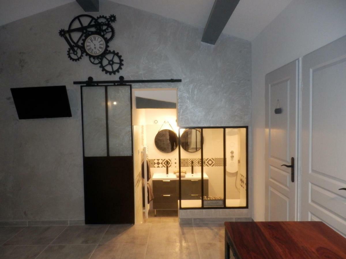 Bed and Breakfast Mas Les Vieux Chenes Lambesc Exterior foto