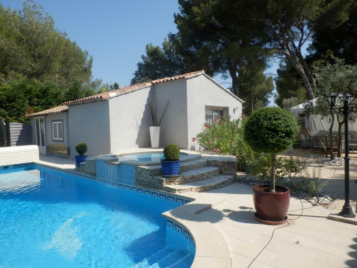 Bed and Breakfast Mas Les Vieux Chenes Lambesc Exterior foto